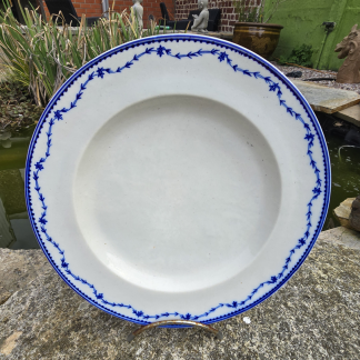 Plat en porcelaine de Tournai au laurier fleuri.