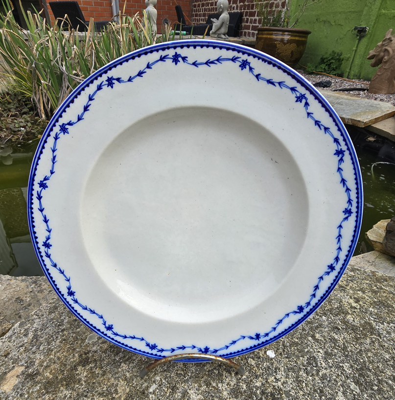 Plat en porcelaine de Tournai au laurier fleuri.