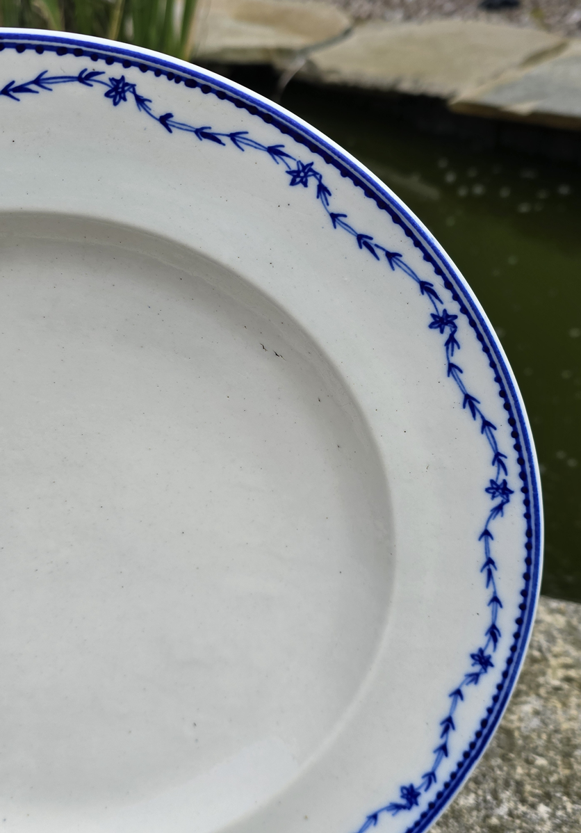 Plat en porcelaine de Tournai au laurier fleuri. – Image 3