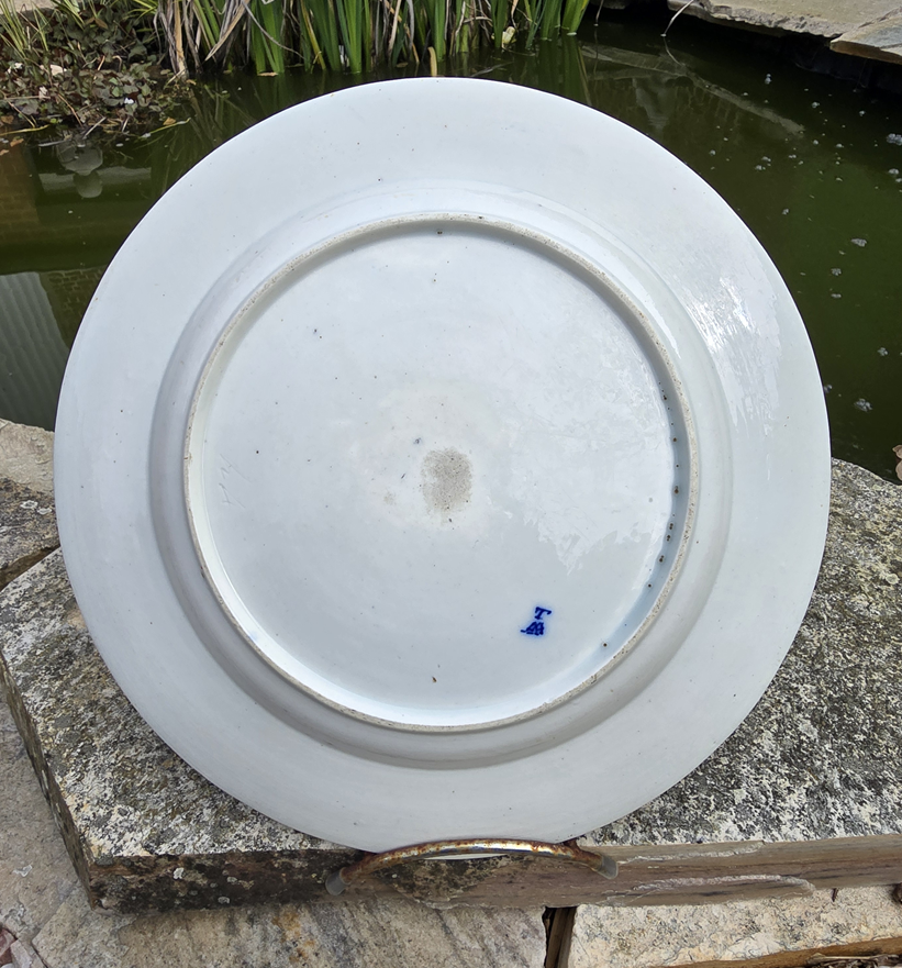 Plat en porcelaine de Tournai au laurier fleuri. – Image 2