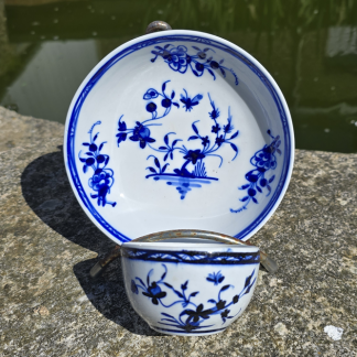 Pochon en porcelaine de tournai décor à la mouche une clochette.