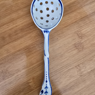 Saupoudreuse en porcelaine de Tournai décor de peignés et points.