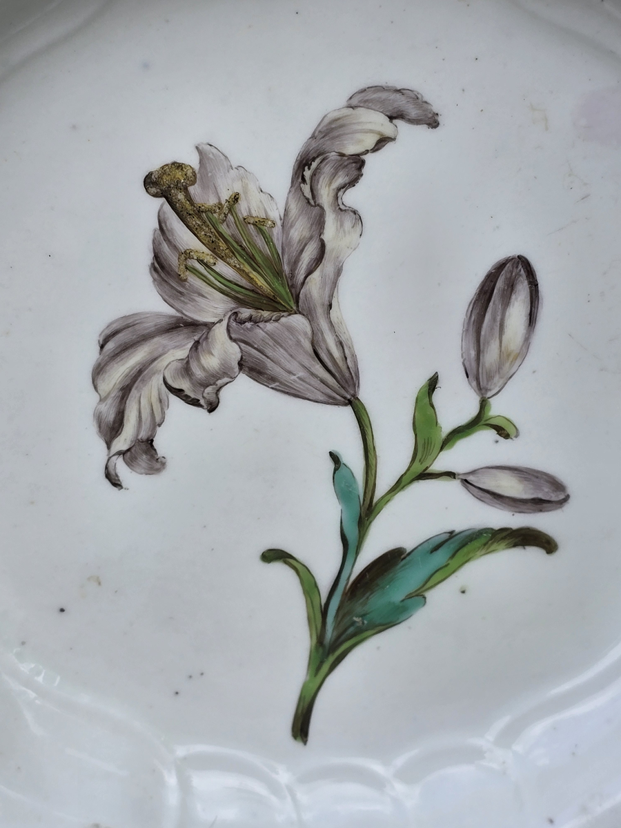 Assiette creuse en polychrome de Tournai décor d'un lys au centre. – Image 5