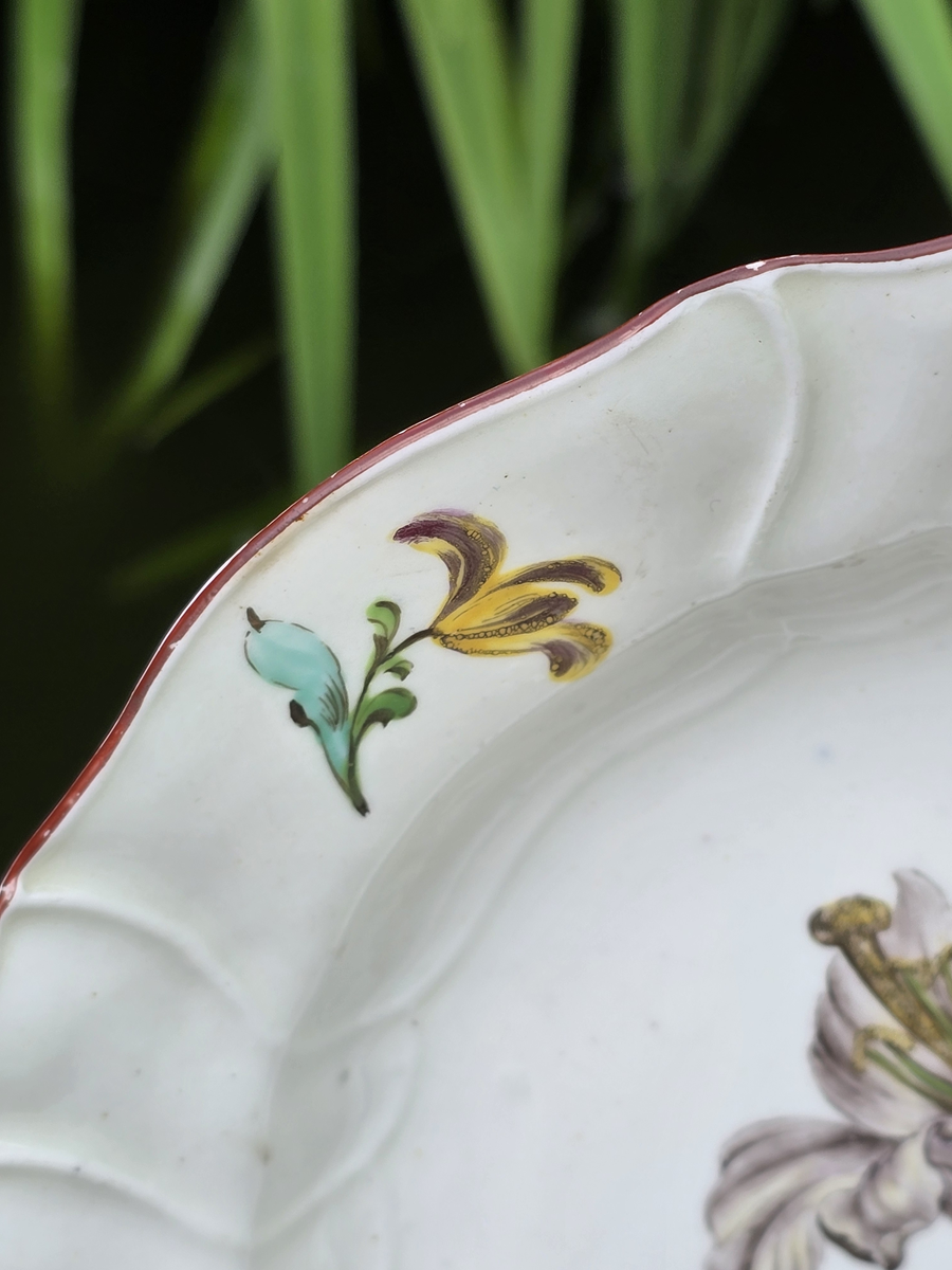 Assiette creuse en polychrome de Tournai décor d'un lys au centre. – Image 4