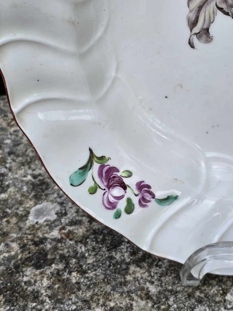 Assiette creuse en polychrome de Tournai décor d'un lys au centre. – Image 3
