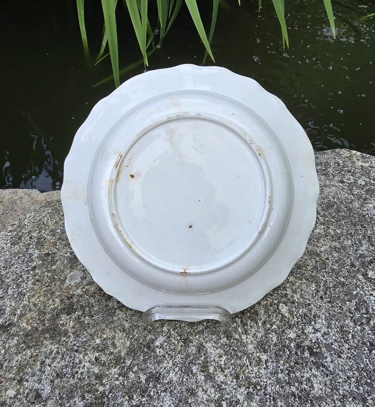 Assiette creuse en polychrome de Tournai décor d'un lys au centre. – Image 2