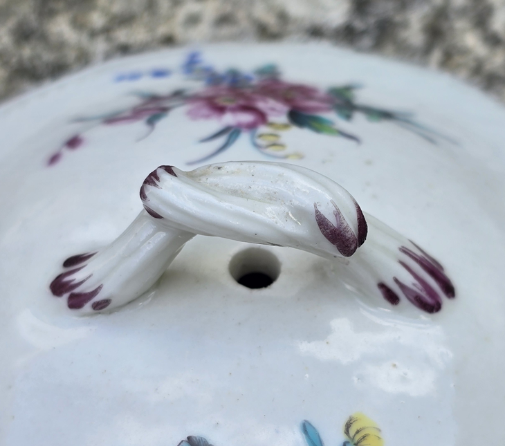 Ecuelle à bouillon en porcelaine de Tournai décor polychrome de fleurs. – Image 3
