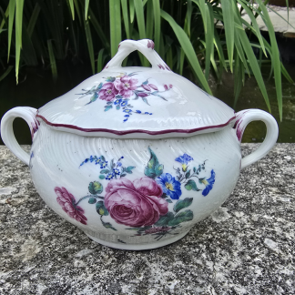 Ecuelle à bouillon en porcelaine de Tournai décor polychrome de fleurs. 