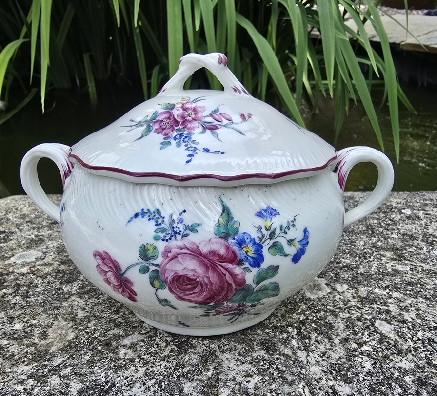 Ecuelle à bouillon en porcelaine de Tournai décor polychrome de fleurs.