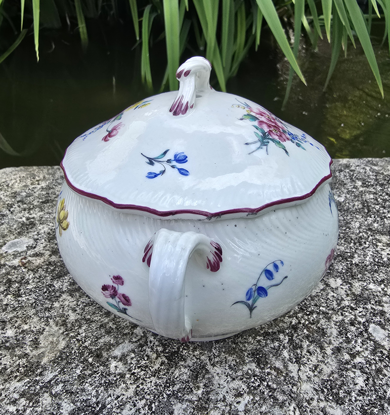 Ecuelle à bouillon en porcelaine de Tournai décor polychrome de fleurs. – Image 2
