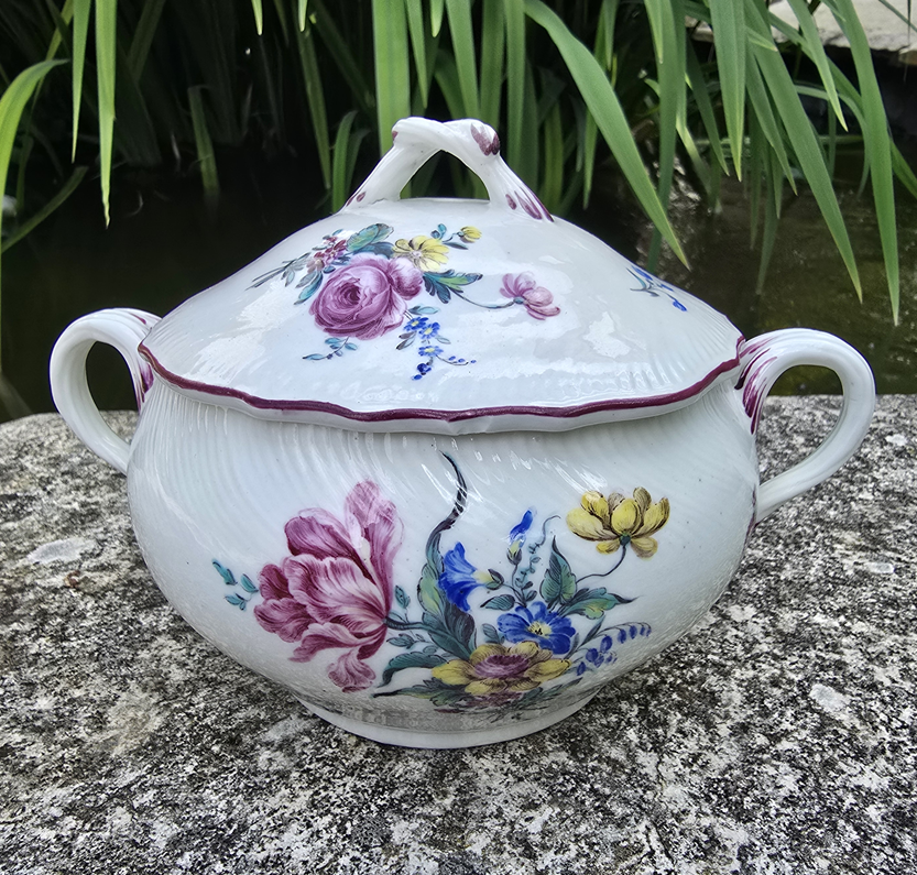 Ecuelle à bouillon en porcelaine de Tournai décor polychrome de fleurs. – Image 4