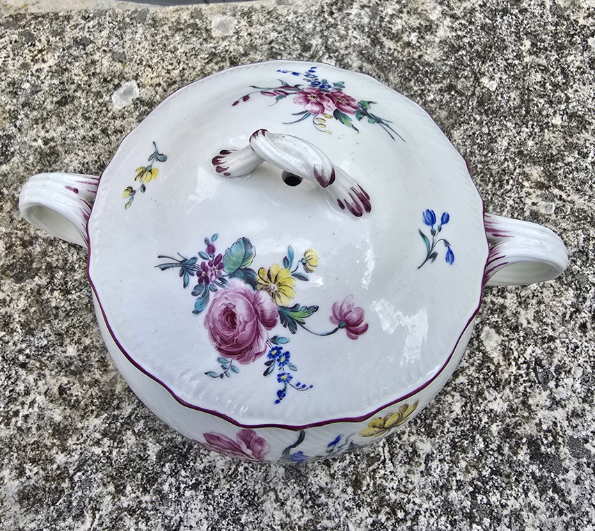 Ecuelle à bouillon en porcelaine de Tournai décor polychrome de fleurs. – Image 5