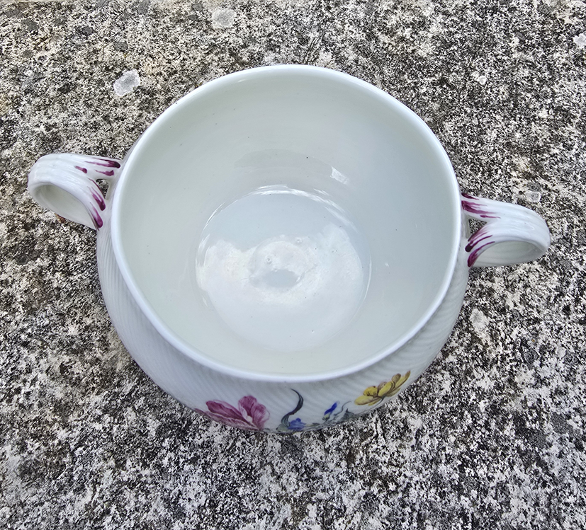 Ecuelle à bouillon en porcelaine de Tournai décor polychrome de fleurs. – Image 6