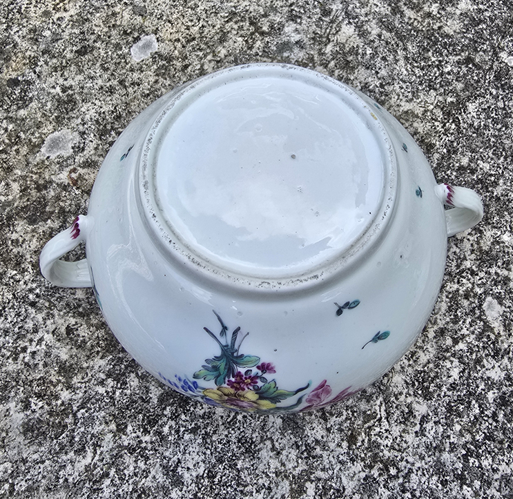 Ecuelle à bouillon en porcelaine de Tournai décor polychrome de fleurs. – Image 7