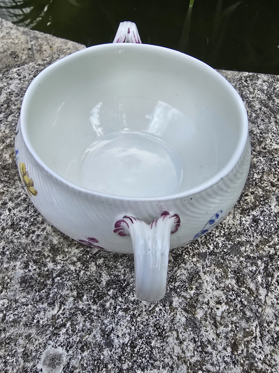 Ecuelle à bouillon en porcelaine de Tournai décor polychrome de fleurs. – Image 8