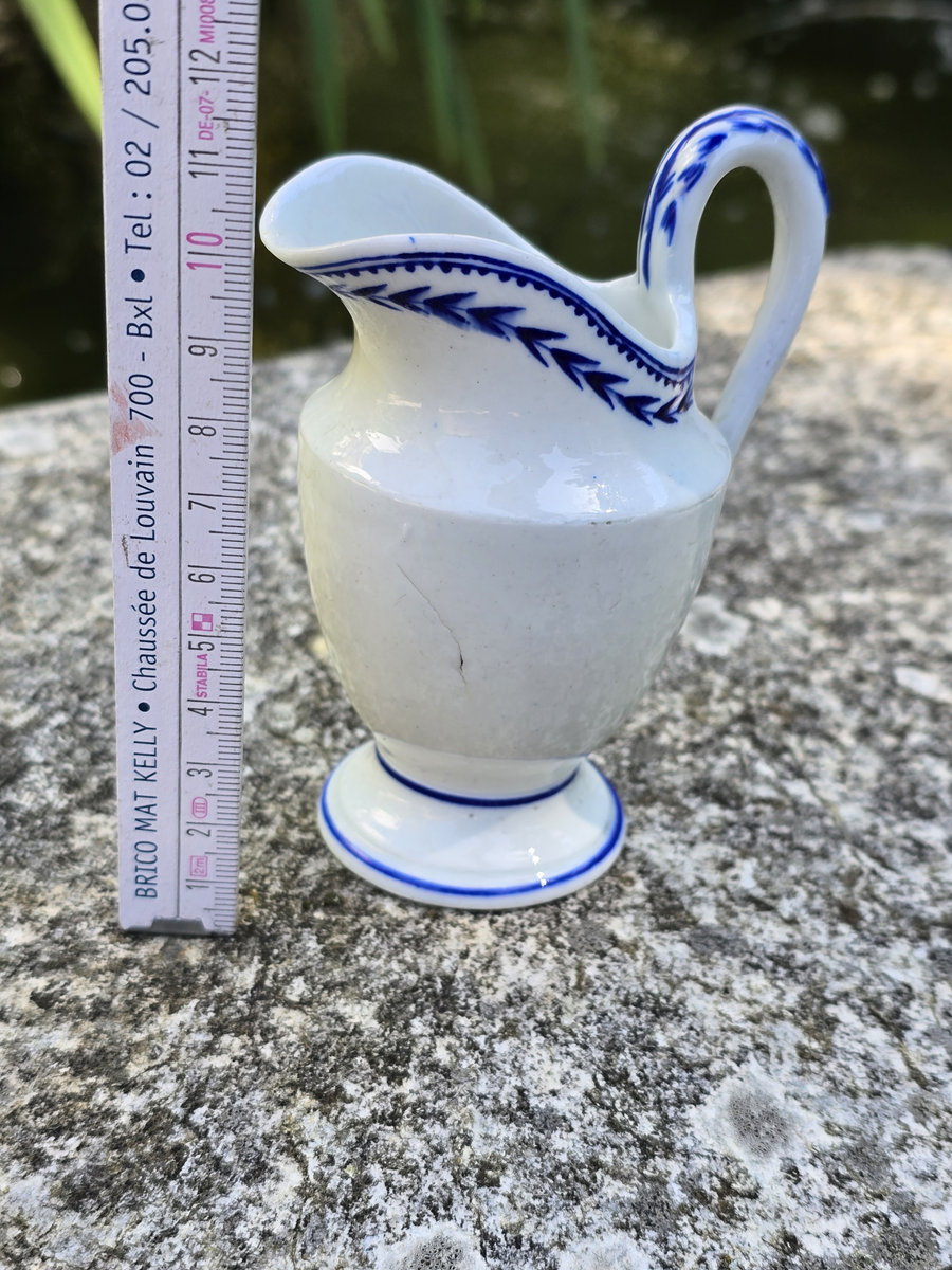 Pot à lait à dinette en porcelaine de tournai à l’épi. – Image 4