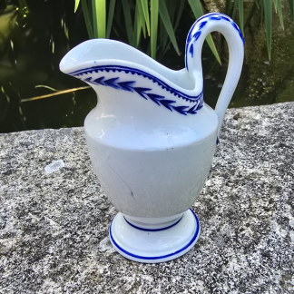 Pot à lait à dinette en porcelaine de tournai à l’épi.
