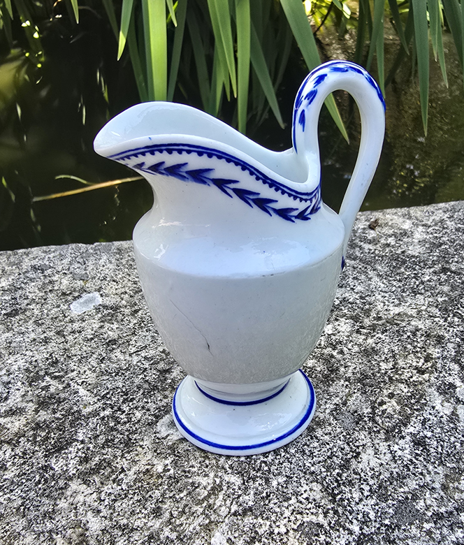 Pot à lait à dinette en porcelaine de tournai à l’épi.
