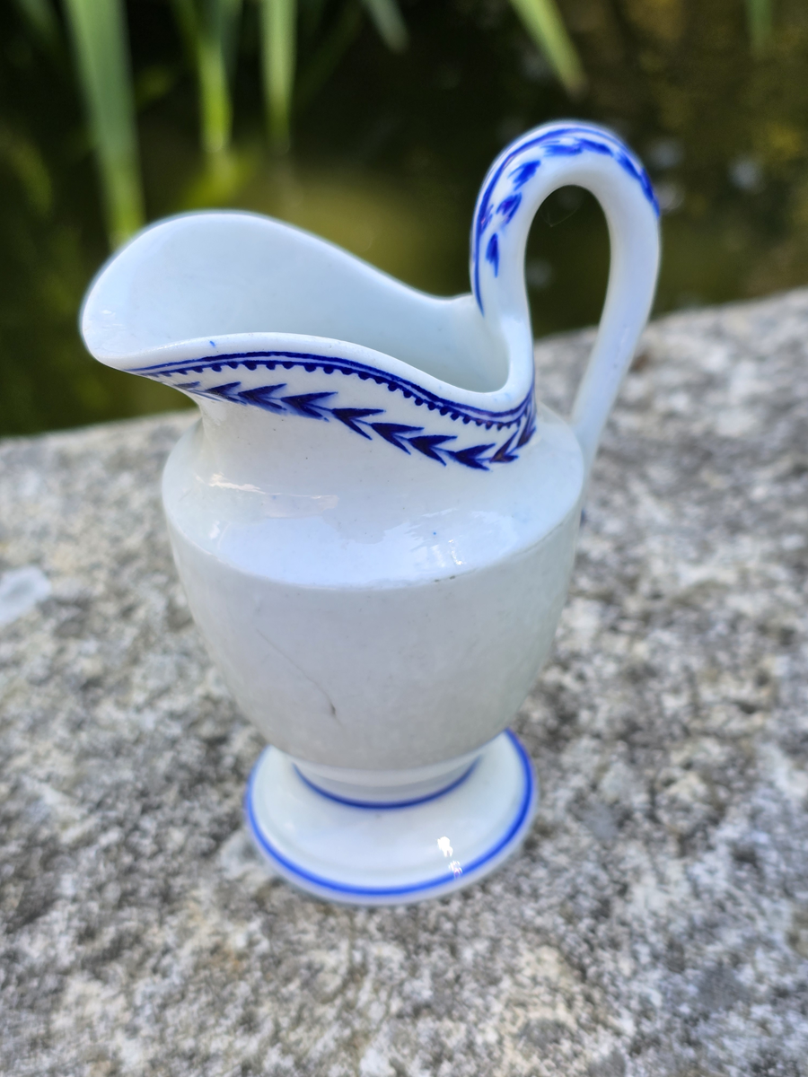 Pot à lait à dinette en porcelaine de tournai à l’épi. – Image 2