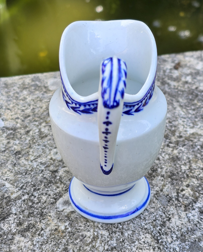 Pot à lait à dinette en porcelaine de tournai à l’épi. – Image 3