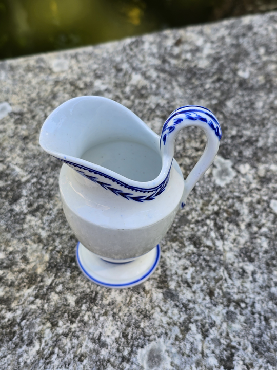 Pot à lait à dinette en porcelaine de tournai à l’épi. – Image 7