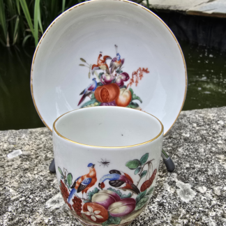 Tasse polychrome aux oiseaux de fantaisie en porcelaine de Tournai 18ème.