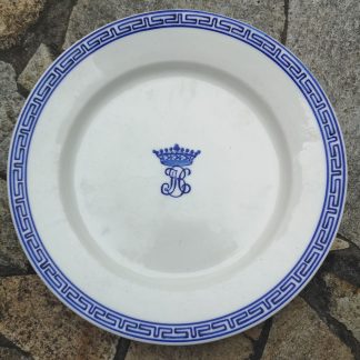 Assiette en porcelaine de Tournai décor à la grecque et chiffre couronne comtale allemande