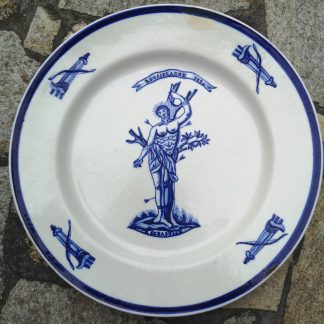 Assiette en porcelaine de Tournai au décor des archers de Saint Sébastien de Roulers.