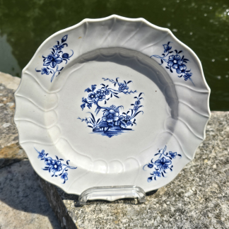 Assiette à dessert en porcelaine de Tournai décor Ronda 18ème.