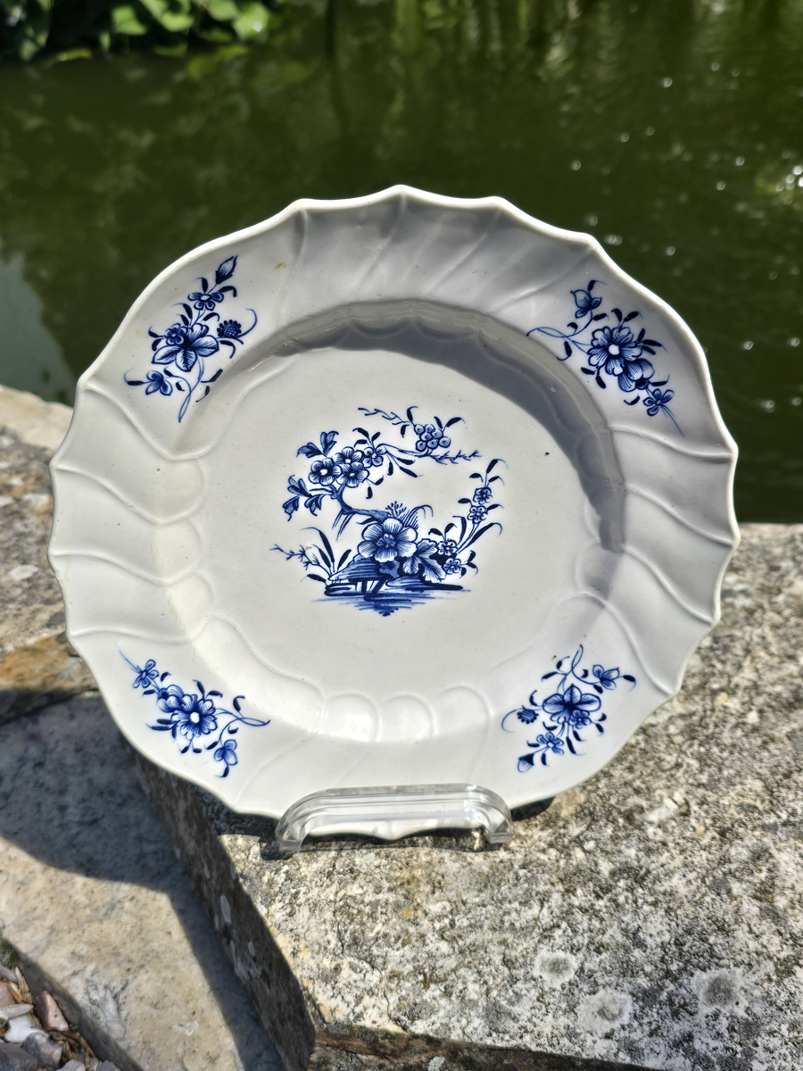 Assiette à dessert en porcelaine de Tournai décor Ronda 18ème.