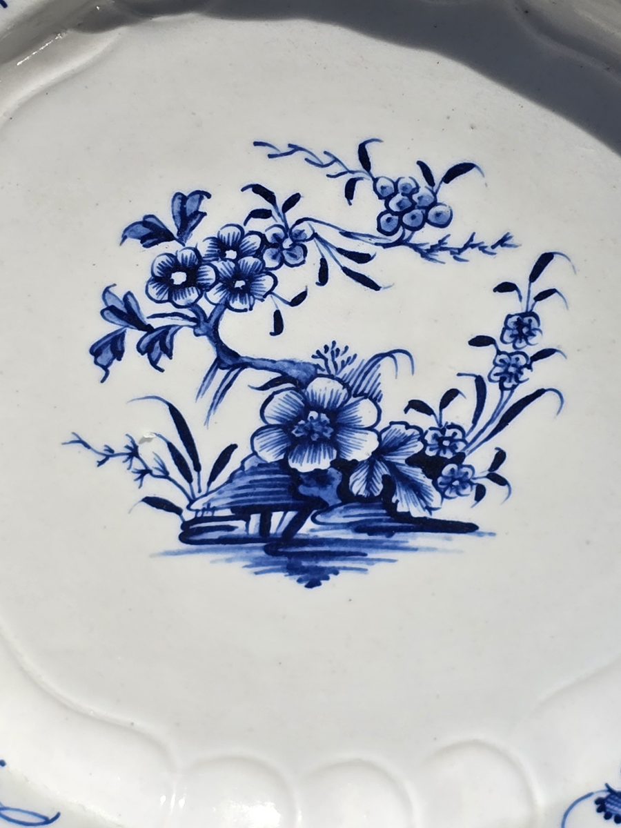 Assiette à dessert en porcelaine de Tournai décor Ronda 18ème. – Image 4