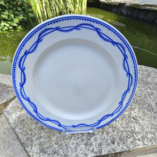 Assiette à dessert en porcelaine de Tournai (décor chenille).
