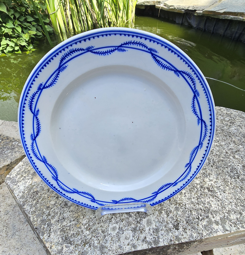 Assiette à dessert en porcelaine de Tournai (décor chenille).