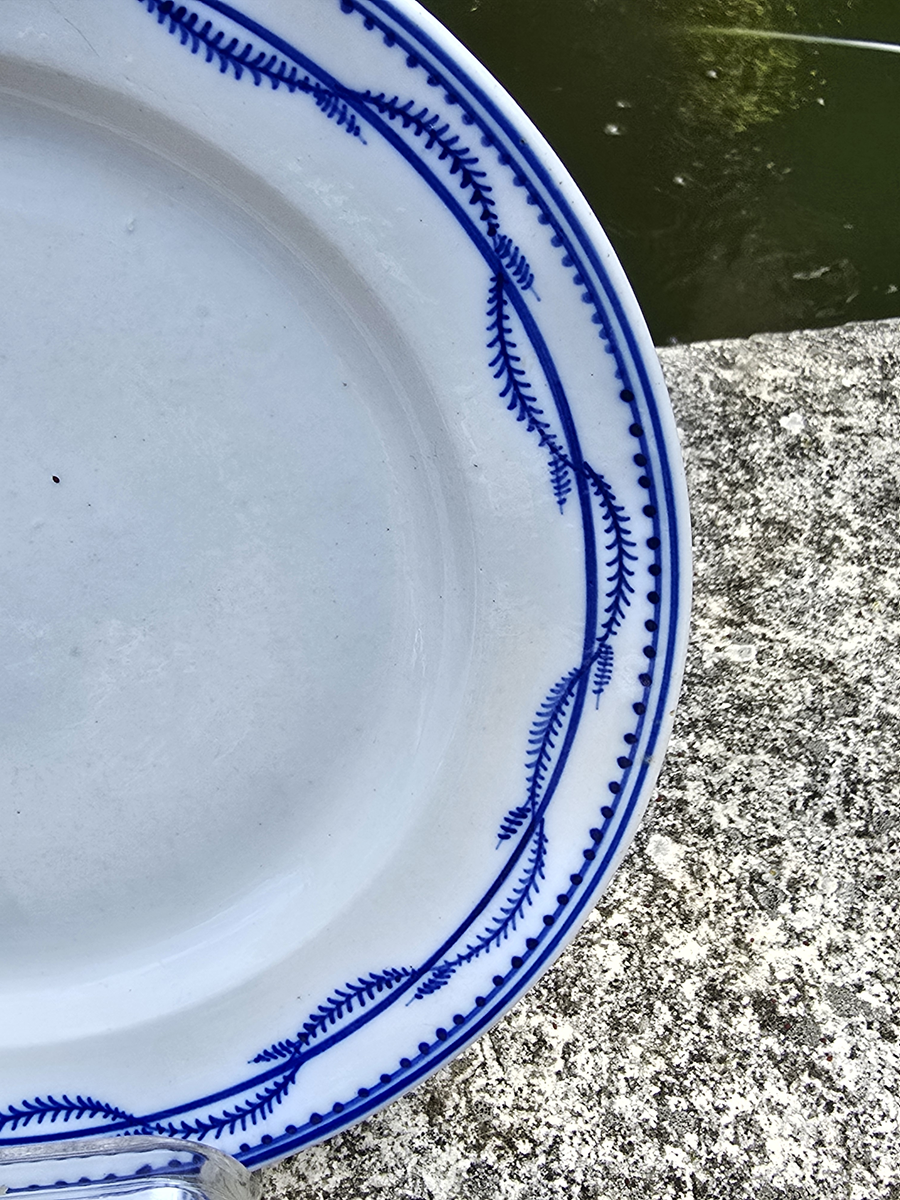 Assiette à dessert en porcelaine de Tournai (décor chenille). – Image 2
