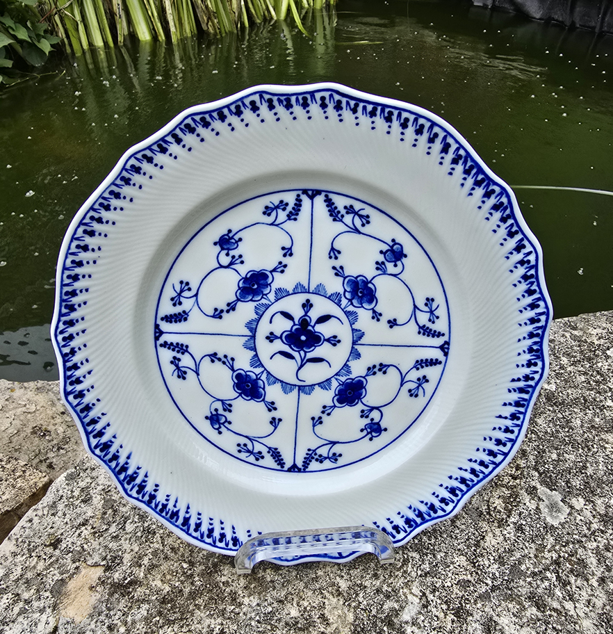Assiette à fromage en porcelaine de Tournai (immortel de Saxe).