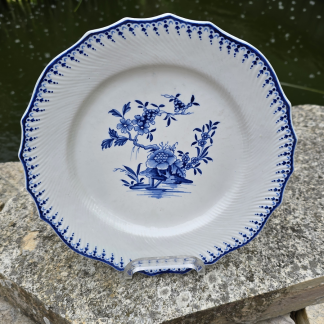 Assiette en porcelaine de Tournai (Ronda mille côtes) .