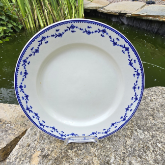 Assiette en porcelaine de Tournai (décor semi de fleurettes).