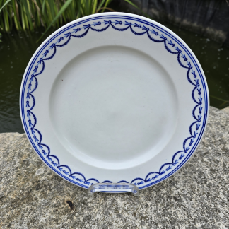Assiette en porcelaine de tournai décor au Lambrequin.