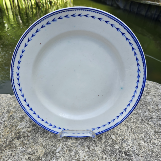 Assiette plate en porcelaine de Tournai décor à l'épi.