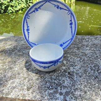 Pochon en porcelaine de Tournai (Guirlande Louis XVI).