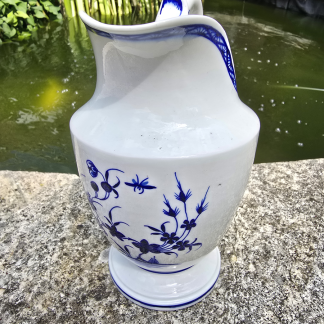 Pot à lait en porcelaine de tournai à la mouche anse en bec de canard.