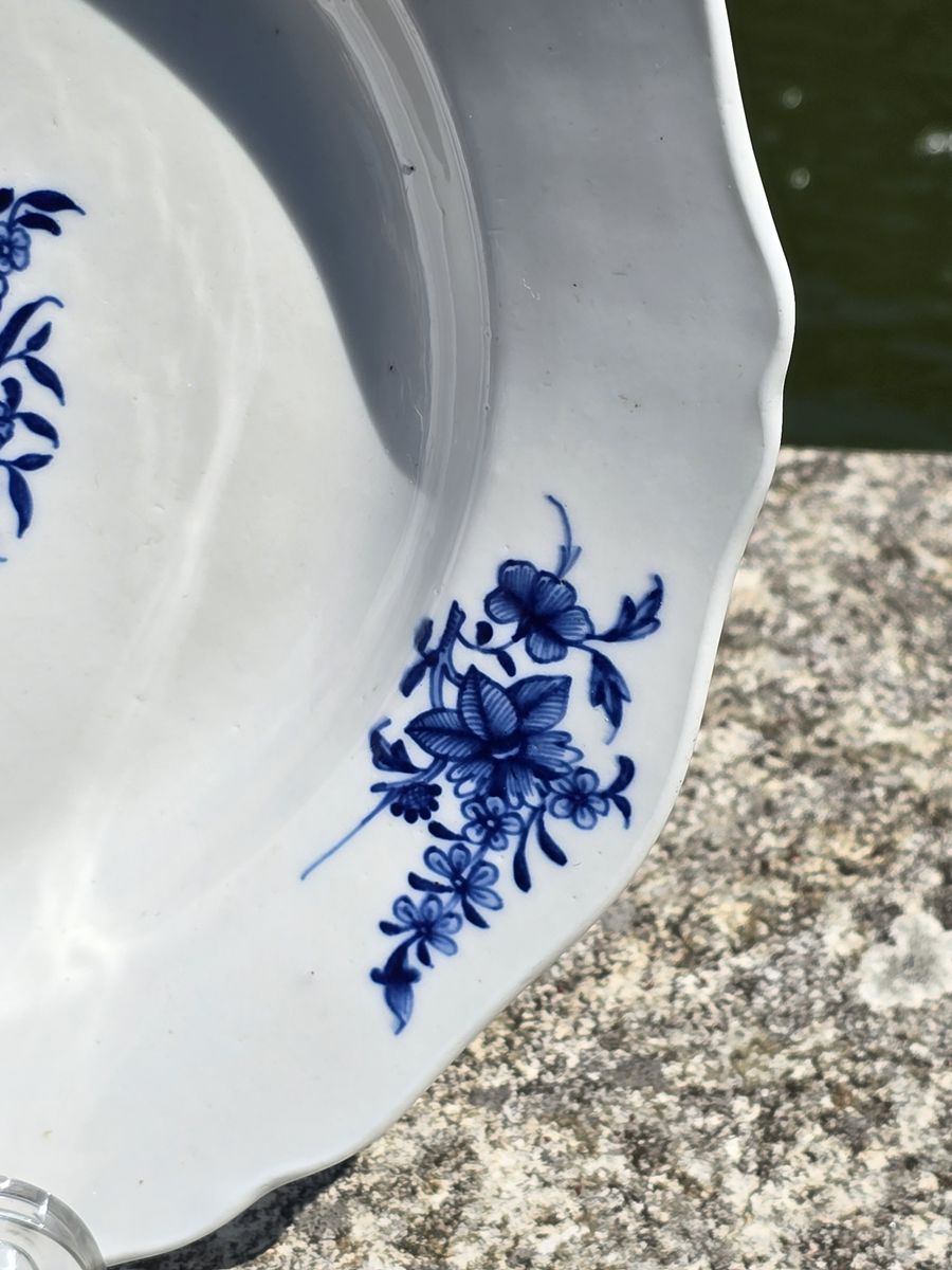 Rare assiette creuse en porcelaine de Tournai (Ronda). – Image 3
