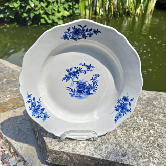 Rare assiette creuse en porcelaine de Tournai (Ronda).