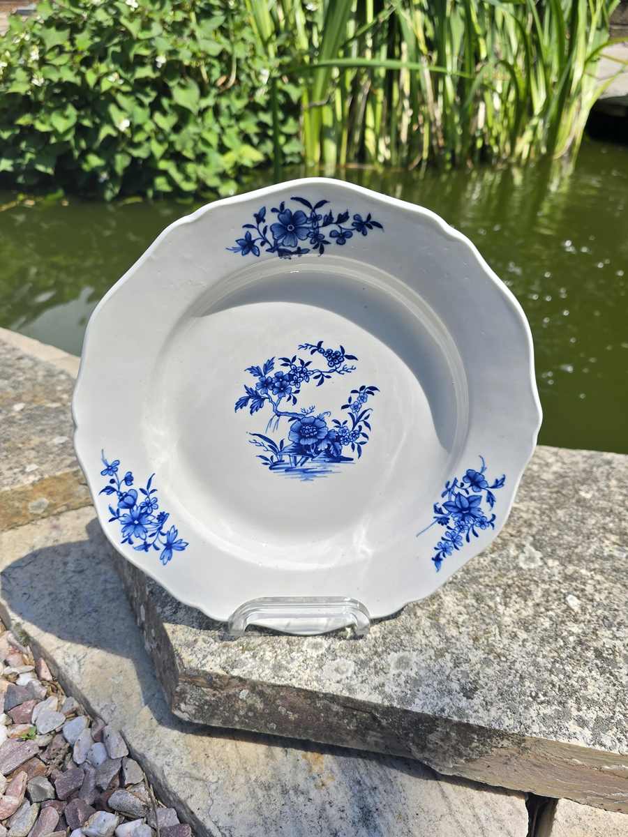 Rare assiette creuse en porcelaine de Tournai (Ronda).
