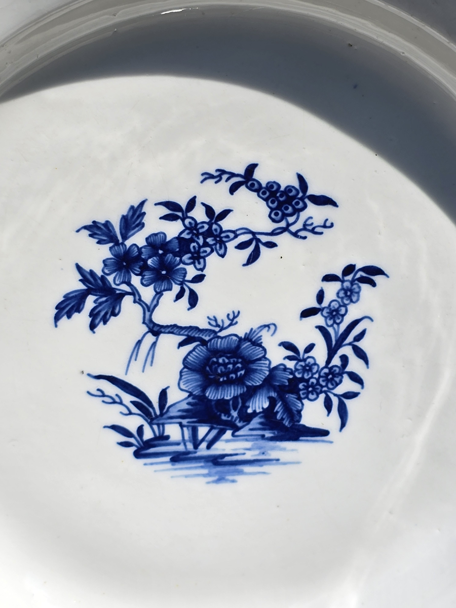 Rare assiette creuse en porcelaine de Tournai (Ronda). – Image 2