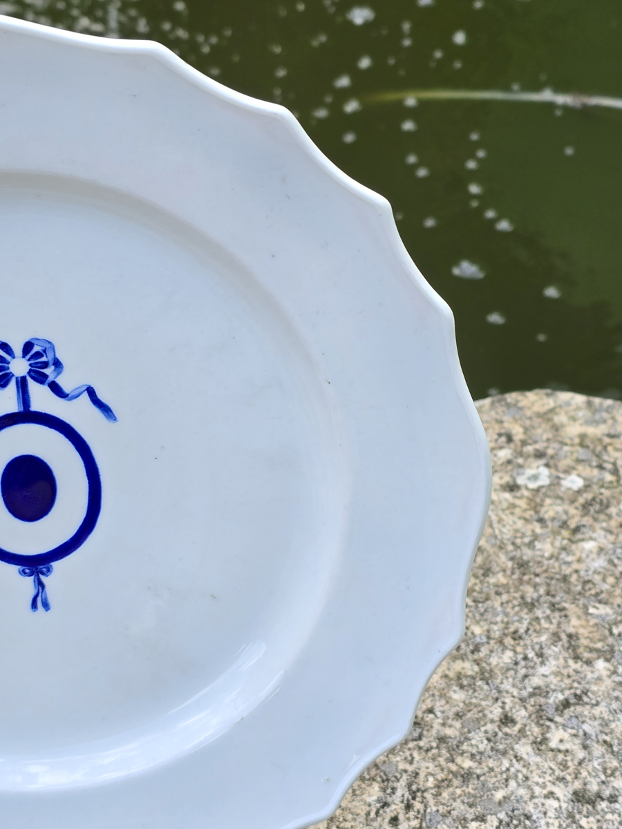 Rare assiette en porcelaine de tournai au médaillon non terminé. – Image 3