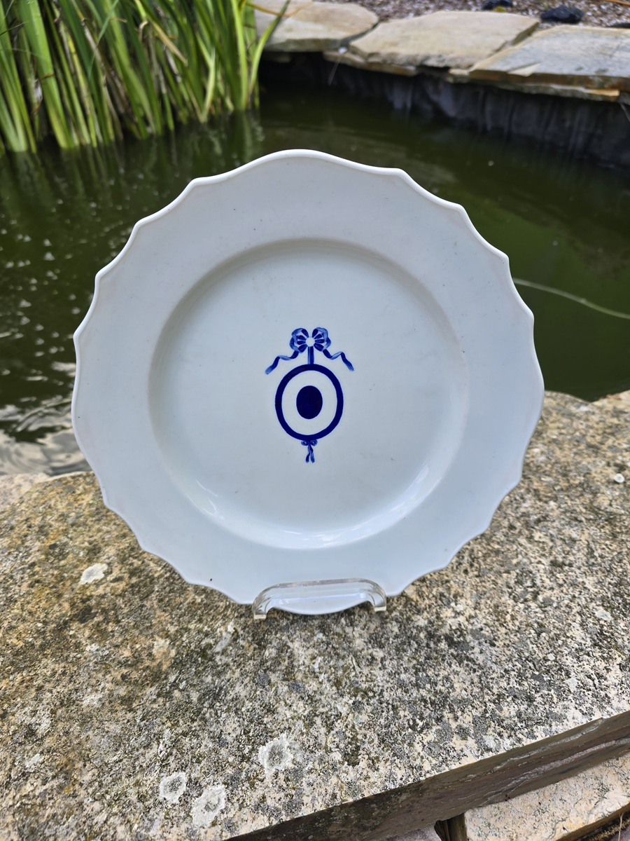 Rare assiette en porcelaine de tournai au médaillon non terminé.