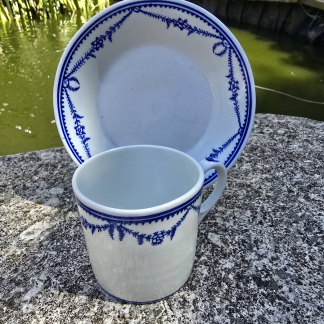 Tasse droite en porcelaine de Tournai décor Louis XVI.