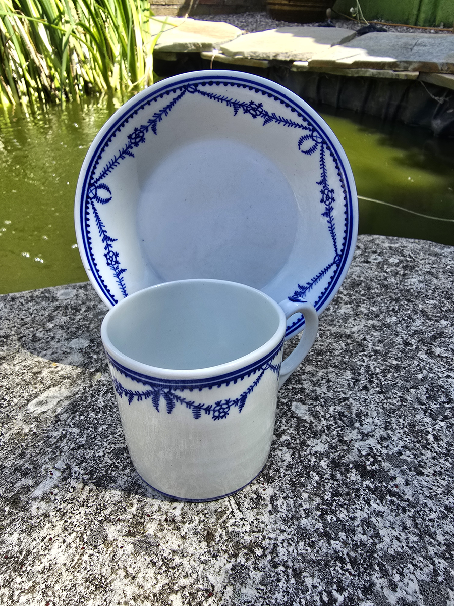 Tasse droite en porcelaine de Tournai décor Louis XVI.
