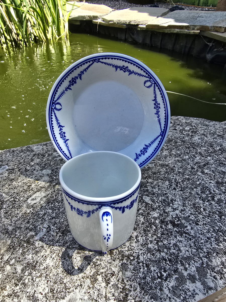 Tasse droite en porcelaine de Tournai décor Louis XVI. – Image 3